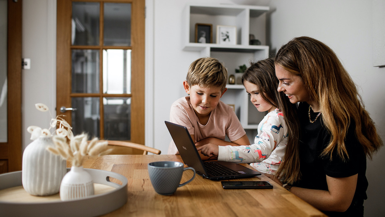 JE Square 1 Family Image